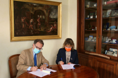 il momento della firma da sx il Rettore Prof. Ubertini e la D.ssa Galluzzo