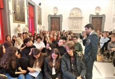 Maggiore Stilian Cortese che interagisce con gli studenti